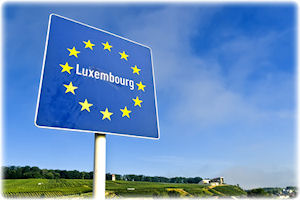 Wir wünschen Ihnen viel Spaß auf der Fahrt mit dem Kurzzeitkennzeichen nach Luxemburg. Das Länderschild für Luxemburg (Luxembourg) auf einer Straße.