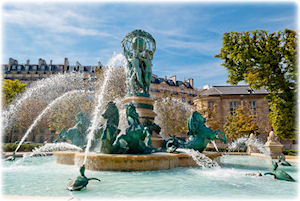 Ein wunderschöner Springbrunnen in Luxemburg. Foto eines Springbrunnens mit mehreren Fontänen.