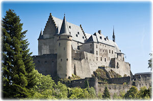 Das Château de Vianden - die Burg Vianden - wurde vor etwa 1.000 Jahren erbaut. Blick auf das auf einer Anhöhe liegende Château de Vianden.