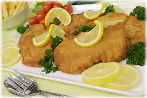 Ein Wiener Schnitzel mit Zitronenscheiben.