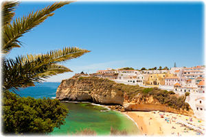Der Strand Algarve - berühmt durch sein schönes Wasser, die Klippen und die historischen Gebäude. Schöner Blick auf den Strand Algarve.