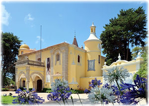 Ein Museum in der kleinen Stadt Cascais. Ein altertümlich wirkendes Museum in Portugal.