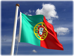 Die Flagge Portugals ist Grün und Rot und weist ein Wappen in ihrer Mitte auf. Flagge Portugals im Wind.