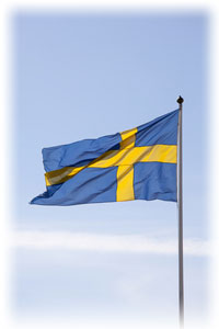 Die schwedischen Einwohner sind sehr stolz auf ihr Land. Die gelb-blaue Flagge von Schweden im Wind.