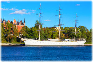 Auch die Schweden sind sehr vertraut mit dem Wasser. Ein traditionelles Segelschiff, das vor Kopenhagen liegt.