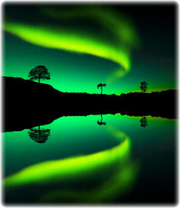 Die Polarlichter sind ein seltenes Spektakel. Polarlichter über einem See in Schweden.