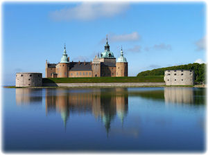Schloss Kalmar in der gleichnamigen schwedischen Stadt. Das Schloss Kalmar - umgeben von Wasser.
